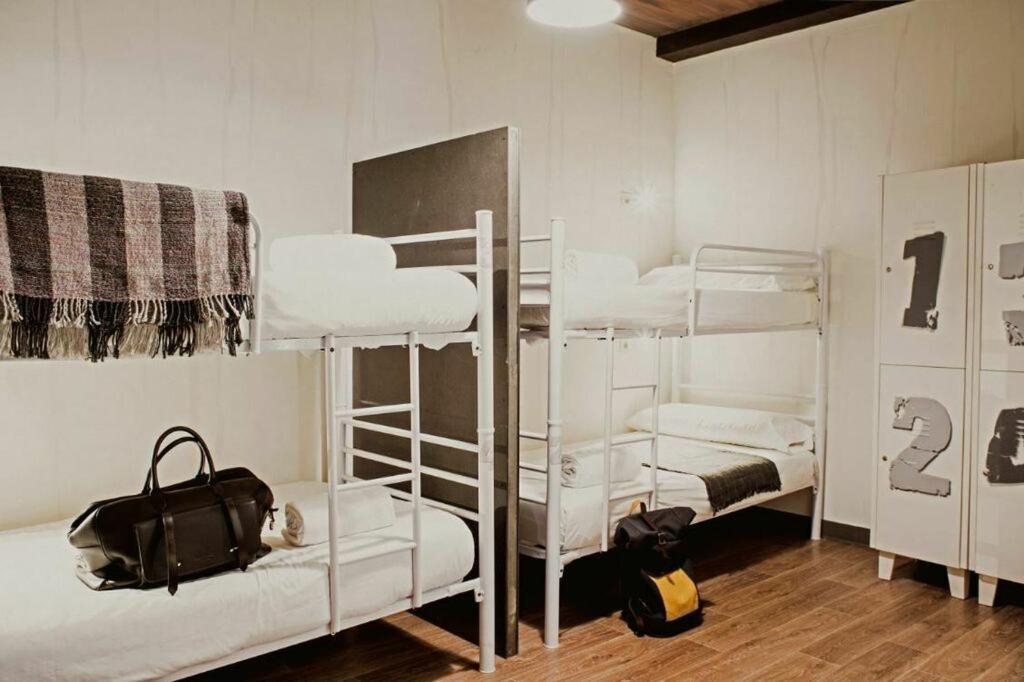 Room00 Ventura Hostel Madrid Eksteriør billede