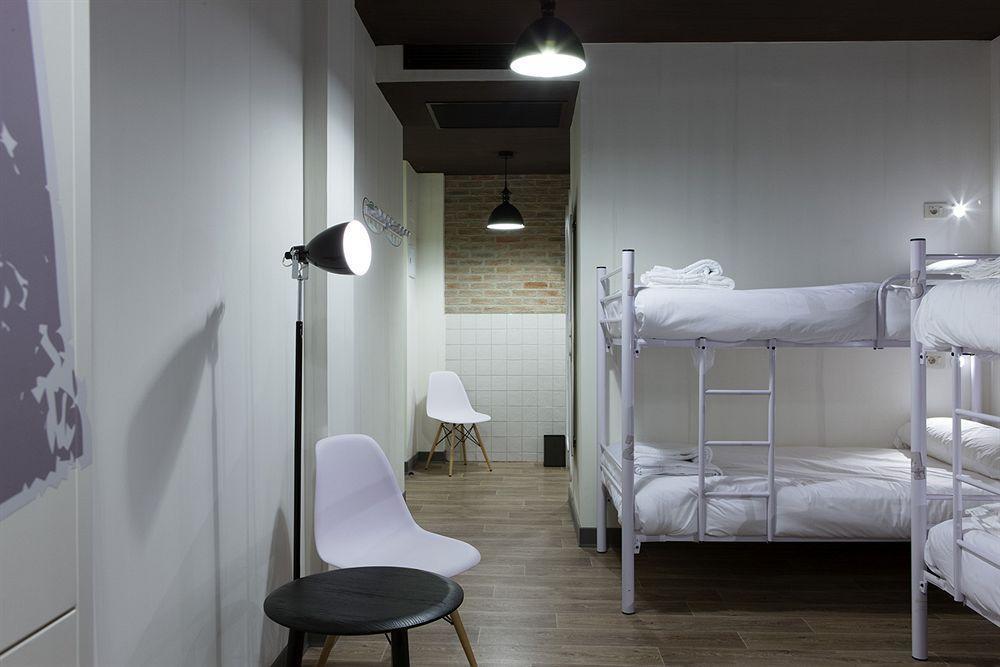 Room00 Ventura Hostel Madrid Eksteriør billede